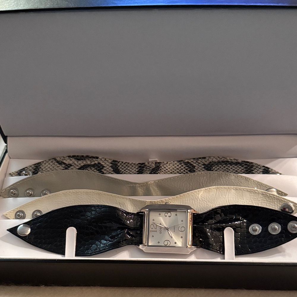 NWOT Stylish Multiple Snap Bands Watch Set